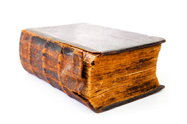 dicke antike bibel buch isoliert auf weißem hintergrund - picture book book old leather stock-fotos und bilder