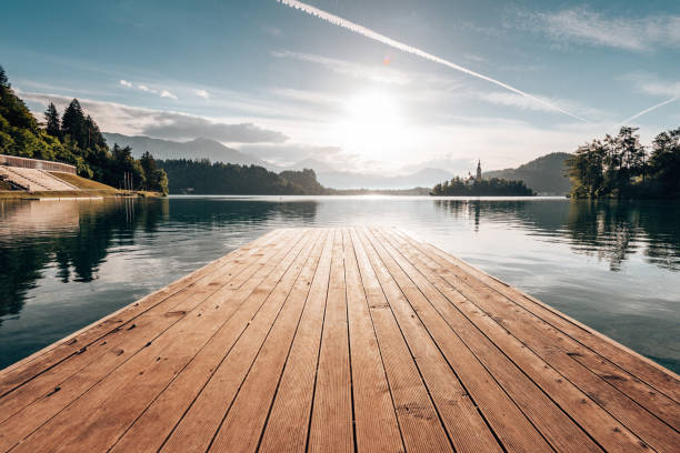 embarcadero de madera en el lago - embarcadero fotografías e imágenes de stock