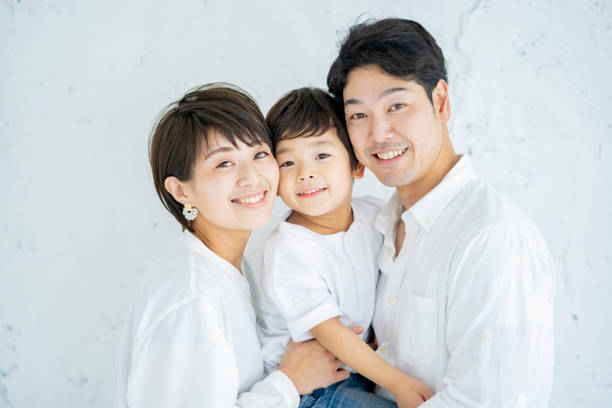 親子が笑顔で並んだ - three person family ストックフォトと画像