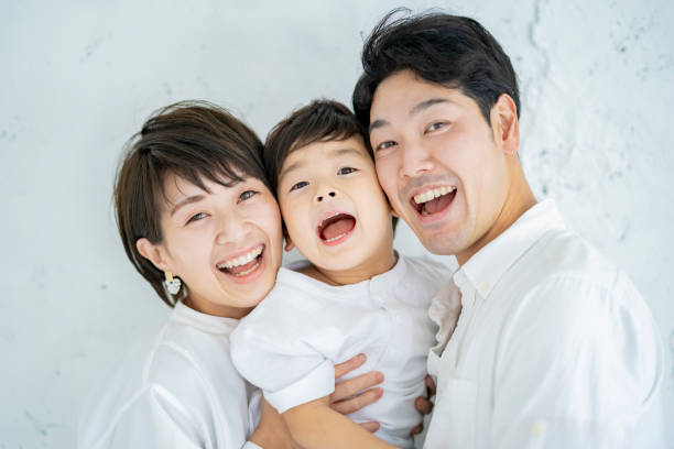 親子が笑顔で並んだ - 日本人 親子 ストックフォトと画像