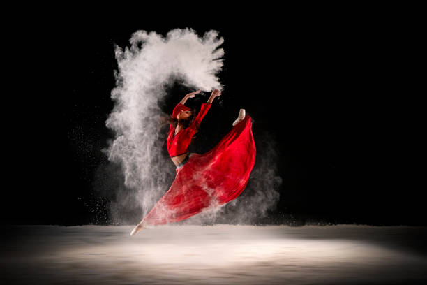 bailarina vestida de rojo, bailando con polvo - face powder fotos fotografías e imágenes de stock