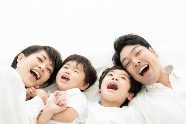 pais e filhos deitados perto um do outro - somente japonês - fotografias e filmes do acervo