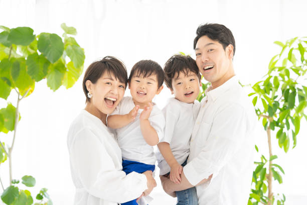 istock Family taking a commemorative photo 1322113160