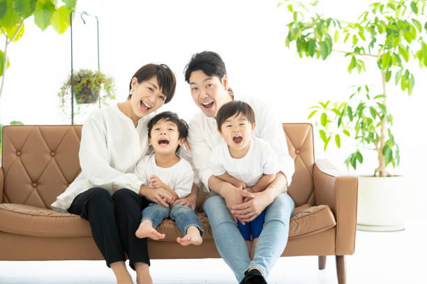 ソファの上で戯れる家族 - 家族 日本人 ストックフォトと画像