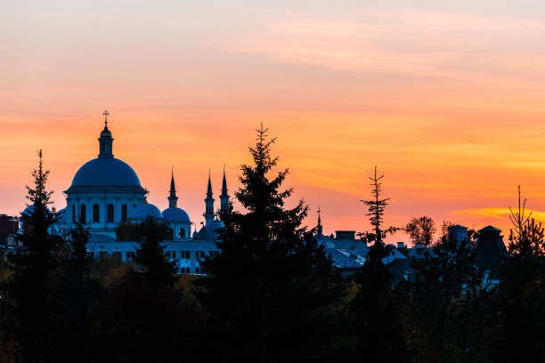 vista de la puesta de sol sobre el centro de kazán - cathedral russian orthodox clear sky tourism fotografías e imágenes de stock