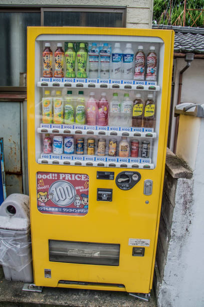 máquina expendedora de 100 yenes en kioto japón - vending machine selling machine energy drink fotografías e imágenes de stock