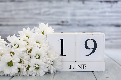 Juneteenth Bloques de calendario de madera blanca con la fecha 19 de junio photo