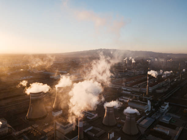 вид с воздуха на электростанцию на закате - climate change coal power station стоковые фото и изображения