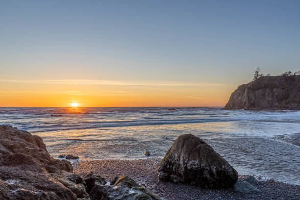 istock Sunset along the rugged coast of Washington on Ruby Beach 1322150244