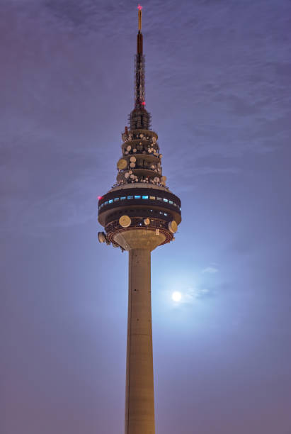 torre españa bâtiment aka « piruli » sur une nuit avec un ciel bleu clair - sky city urban scene blue photos et images de collection