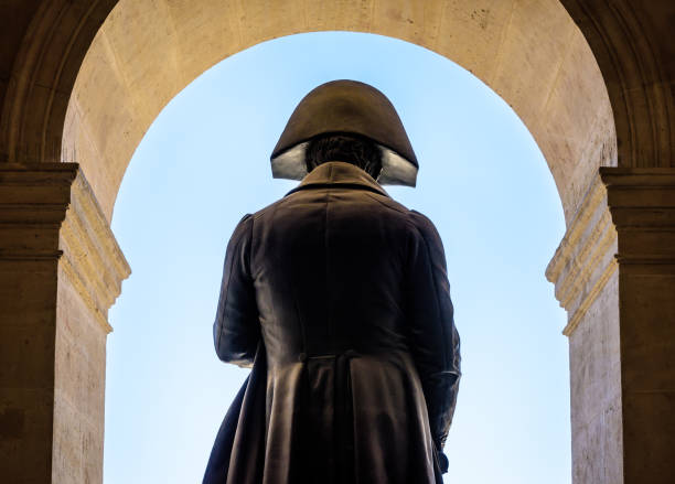 statue von napoleon bonaparte in den invaliden in paris. - bronze star stock-fotos und bilder