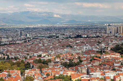 Vista de la ciudad entre las montañas desde arriba. Bursa en Turquía. photo