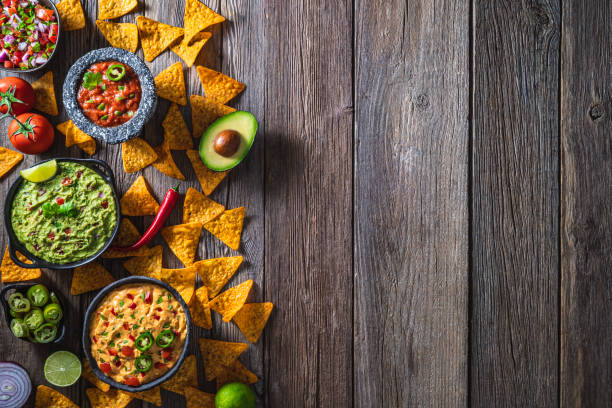 mexikanische dip-saucen guacamole, cheedar dip, tomatensalsa und pico de gallo mit nacho-chips - mexikanische küche stock-fotos und bilder