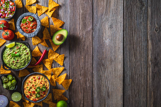 멕시코 딥 소스 과카몰리, 체다르 딥, 토마토 살사, 나초 칩을 곁들인 피코 데 갈로 - mexican dish 뉴스 사진 이미지