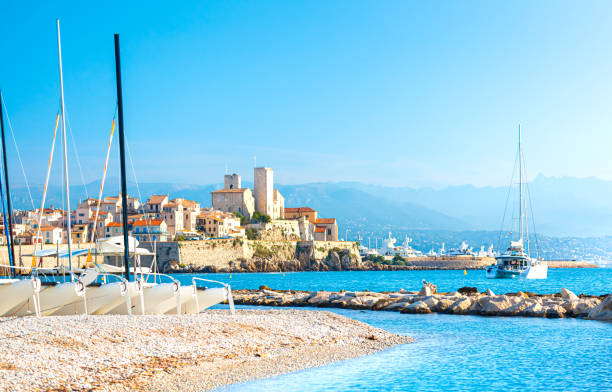 vista della città di antibes, provenza, costa azzurra, una popolare destinazione di viaggio in europa - antibes foto e immagini stock