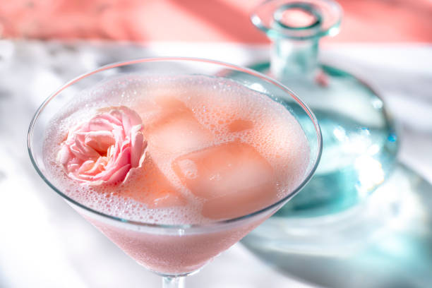 rose oder rosé cocktail mit rosa rosenblume auf weißem und rosa hintergrund - champagne pink strawberry champaigne stock-fotos und bilder