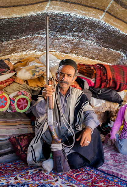 de mens van bakhtiari in zijn traditionele tent, provincie kuhrang, chaharmahal-o-bakhtiari provincie van iran. - nouri stockfoto's en -beelden