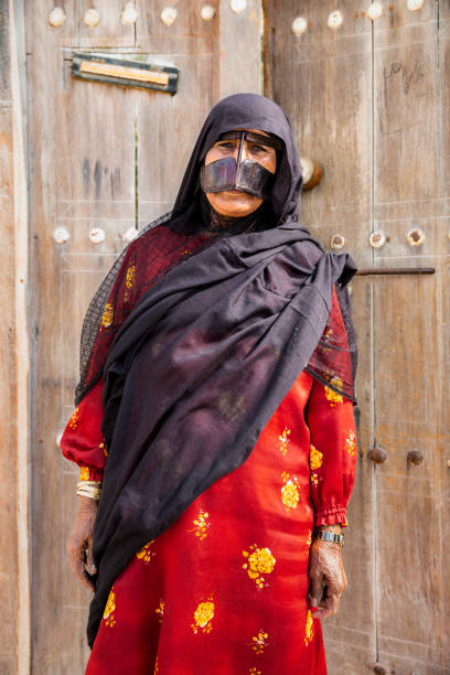 een bandarivrouw die een traditioneel masker draagt genoemd burqa bij dorp salakh, eiland qeshm, provincie hormozgan van iran. - nouri stockfoto's en -beelden