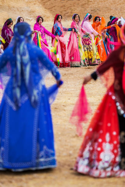 qashqai traditionele dansen tijdens huwelijksceremonie, semirom, iran. - nouri stockfoto's en -beelden