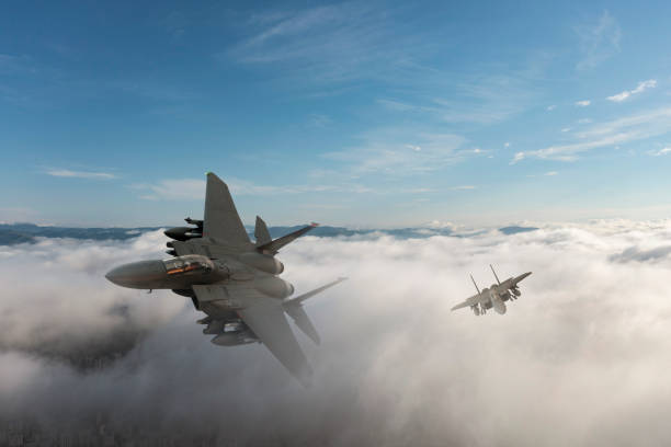 caças voando sobre as nuvens. - defense industry - fotografias e filmes do acervo