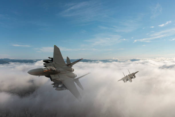 bulutların üzerinde uçan jet avcı uçakları. - havacılık ve uzay sanayi fotoğraflar stok fotoğraflar ve resimler