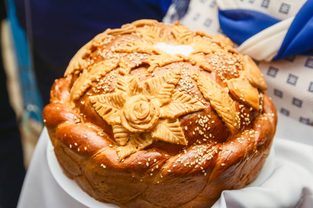 gran hermoso pan festivo con semillas de sésamo. tradición de la boda rusa - sales meeting fotografías e imágenes de stock
