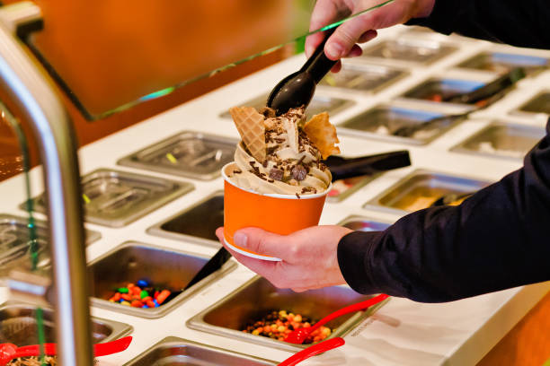 hacer yogur congelado con virutas de chocolate y espolvorear en el buffet - yogur helado fotografías e imágenes de stock