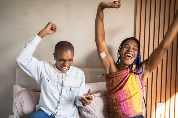 아프리카 계 미국인 비 바이너리 사람과 트랜스 젠더 여성은 자신의 업적을 축하 침대에. 성소수자 부부. - non cisgender 뉴스 사진 이미지