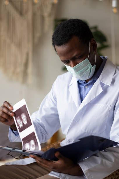 아프리카 의사는 그의 pacient의 초음파 결과를 분석합니다. - pacient 뉴스 사진 이미지