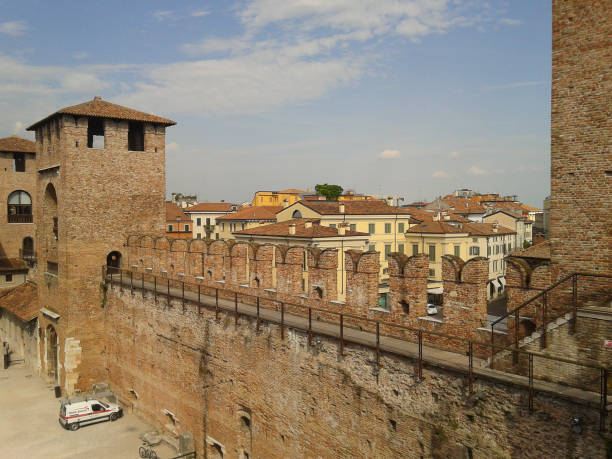 castillo viejo de castelvecchio en verona - north eastern italy fotografías e imágenes de stock