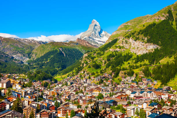 traditionelle häuser in zermatt, schweiz - zermatt stock-fotos und bilder