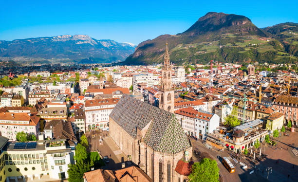 vista panorámica aérea de la catedral de bolzano - tirol fotografías e imágenes de stock