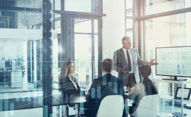 foto mejorada digitalmente de un grupo de empresarios reunidos en la sala de juntas superpuesta sobre un gráfico que muestra los altibajos del mercado de valores - stock certificate investment savings certificate fotografías e imágenes de stock