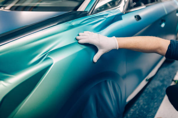 autofolie - glass car repairing auto repair shop stock-fotos und bilder