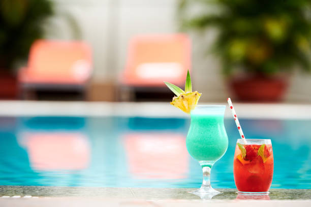 cócteles en el borde de la piscina - al lado de la piscina fotografías e imágenes de stock