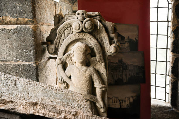 1072년 영국 스코틀랜드 던펌린에서 세워진 스코틀랜드 최초의 수도원이 파괴된 후 잔해 안에서 발견된 로버트 브루스를 대표하는 고대 석조 조각 날짜 - robert bruce 뉴스 사진 이미지