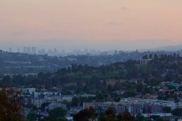 eagle rock und los angeles skyline - city of los angeles los angeles county southern california san gabriel mountains stock-fotos und bilder