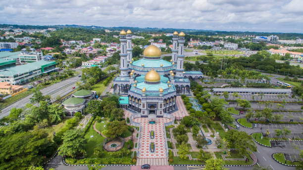 vue aérienne de la mosquée jame' asr hassanil bokliah au brunéi darussalam - bandar seri begawan photos et images de collection