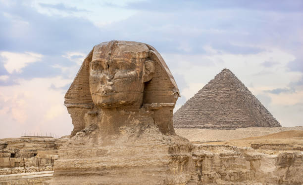 great sphinx and pyramid of khafre. sphinx and the great pyramid in egypt. the sphinx in giza pyramid complex at sunset. ancient egyptian civilization - giza pyramids sphinx pyramid shape pyramid imagens e fotografias de stock