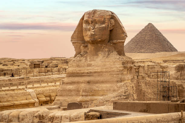 general view of pyramids with sphinx. the sphinx and the piramids, famous wonder of the world, giza, egypt. incredible view of the face of the sphinx and the great pyramid. travel background - giza pyramids sphinx pyramid shape pyramid imagens e fotografias de stock
