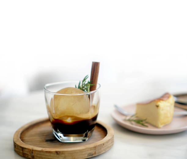 블랙 커피 에스프레소의 둥근 아이스 큐브는 카페 카피 공간에서 계피 스틱과 함께 제공 - single object cinnamon dessert close up 뉴스 사진 이미지