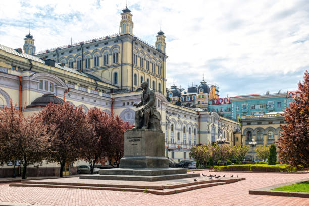 monument to the composer mykola lysenko at the theater square in kiev - national concert hall imagens e fotografias de stock