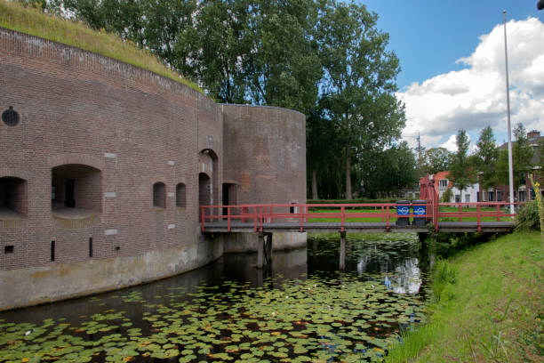 brücke am fort ossenmarkt bei weesp - 1861 stock-fotos und bilder