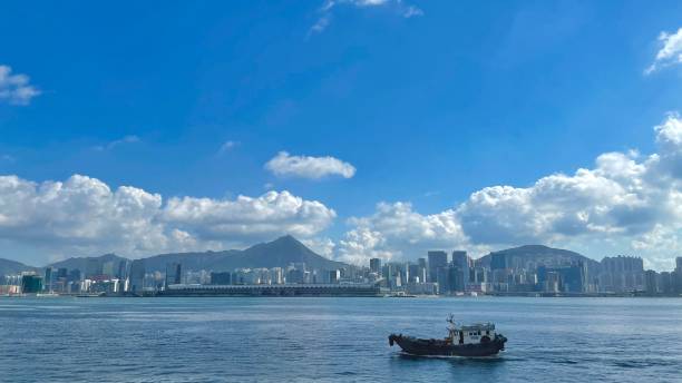 カウルーーン湾のボート - kowloon bay ストックフォトと画像
