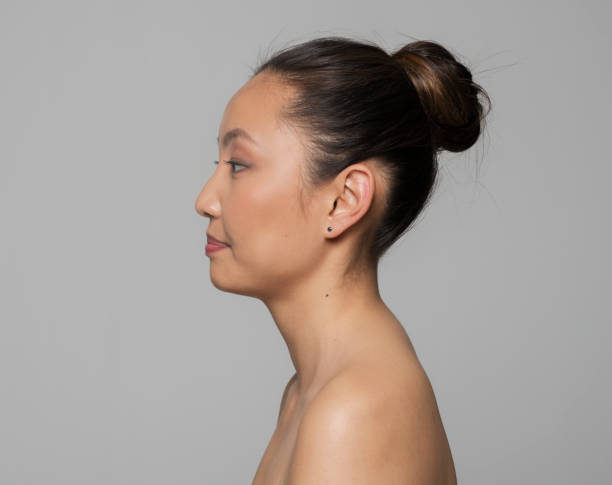 profilo della giovane donna - hair bun asian ethnicity profile women foto e immagini stock