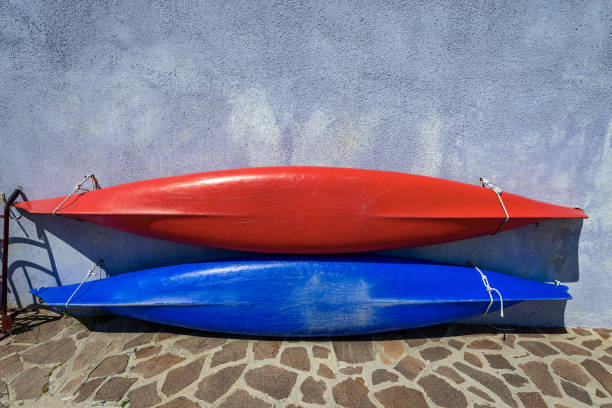 벽에 걸려 있는 카누 또는 카약 2개 - 부라노 섬 베니스 이탈리아 - kayak kayaking venice italy veneto 뉴스 사진 이미지