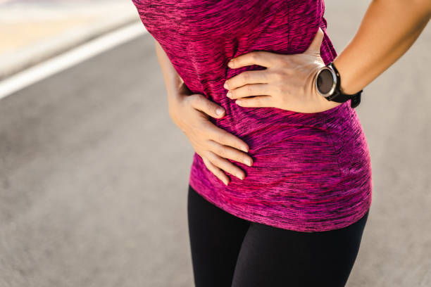 조깅을 한 후 위경련을 앓고 있는 여성 주자 - pain stitch side view jogging 뉴스 사진 이미지