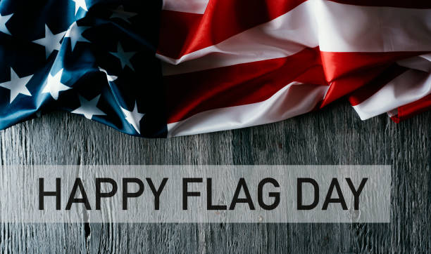 amerikanische flagge und text glücklich flagge tag - flag day stock-fotos und bilder