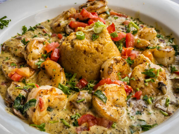 camarones y sémola - el plato clásico de la cocina criolla (sur de ee.uu.) - prepared shrimp shrimp south saute fotografías e imágenes de stock
