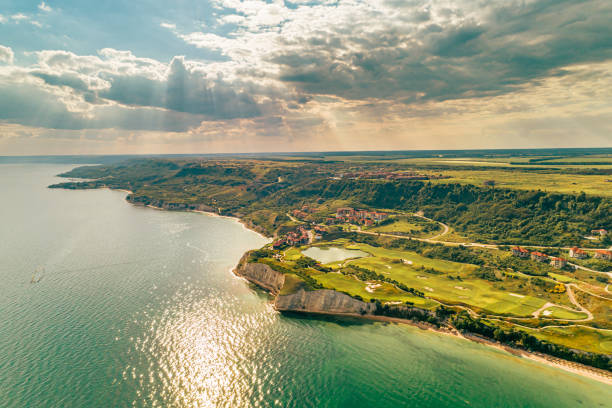 vue aérienne par drone de la belle ville près du cap kaliakra, bulgarie (български: живописна гледка от дрон до нос калиакра, българия) - kaliakra photos et images de collection